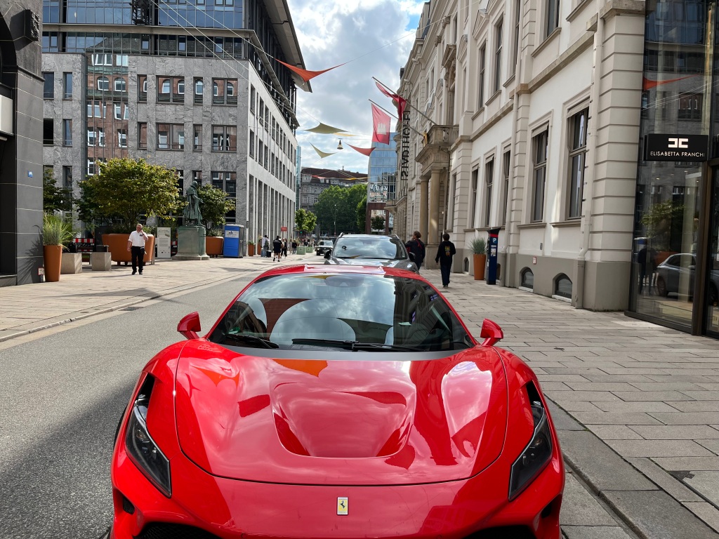 Ferrari am Neuen Wall in Hamburg